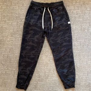 Vuori black camo performance joggers XS